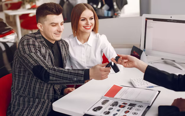 Couple receiving keys from an agent